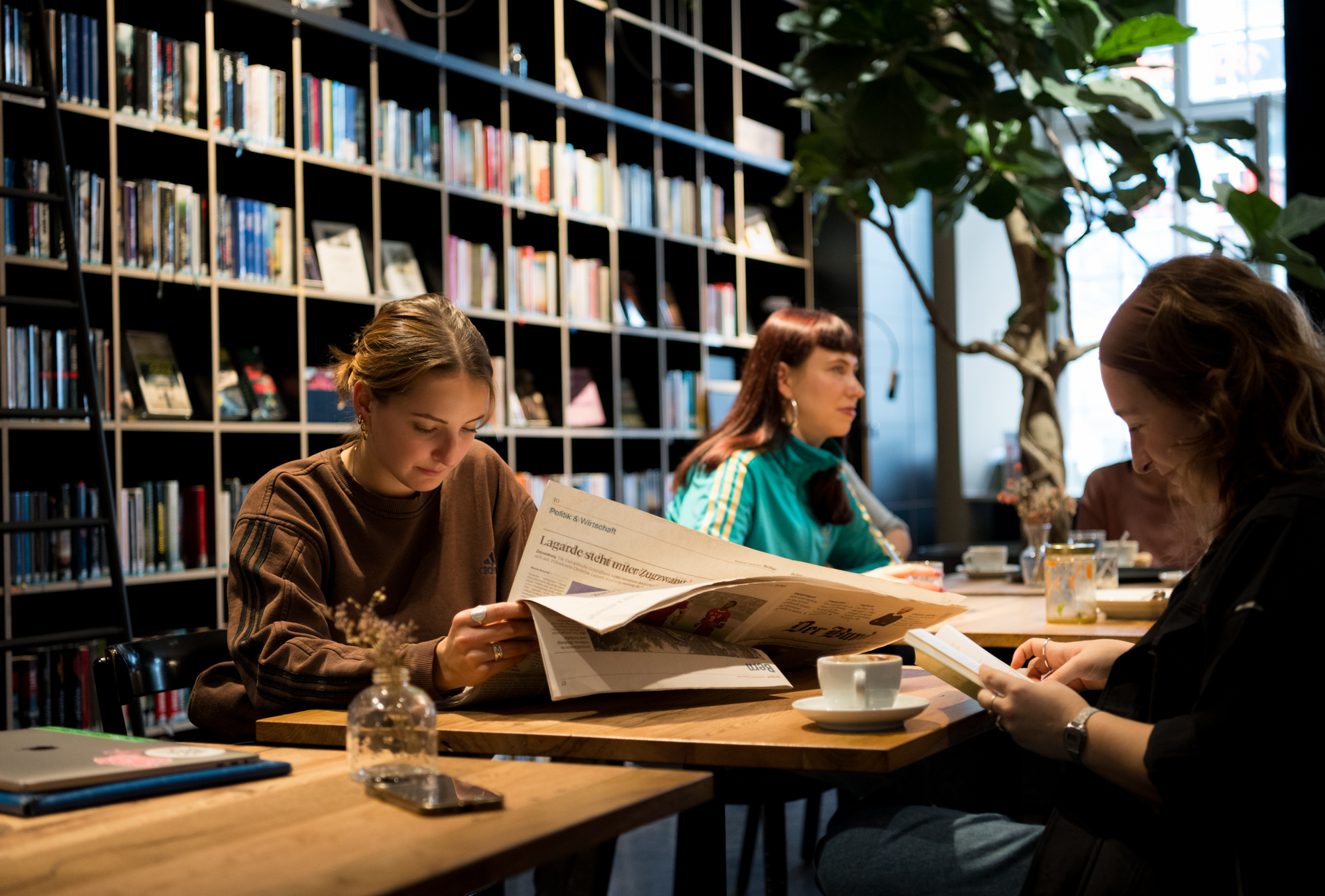 Menschen am Sitzen und reden in der Cafébar des Berner Generationenhauses
