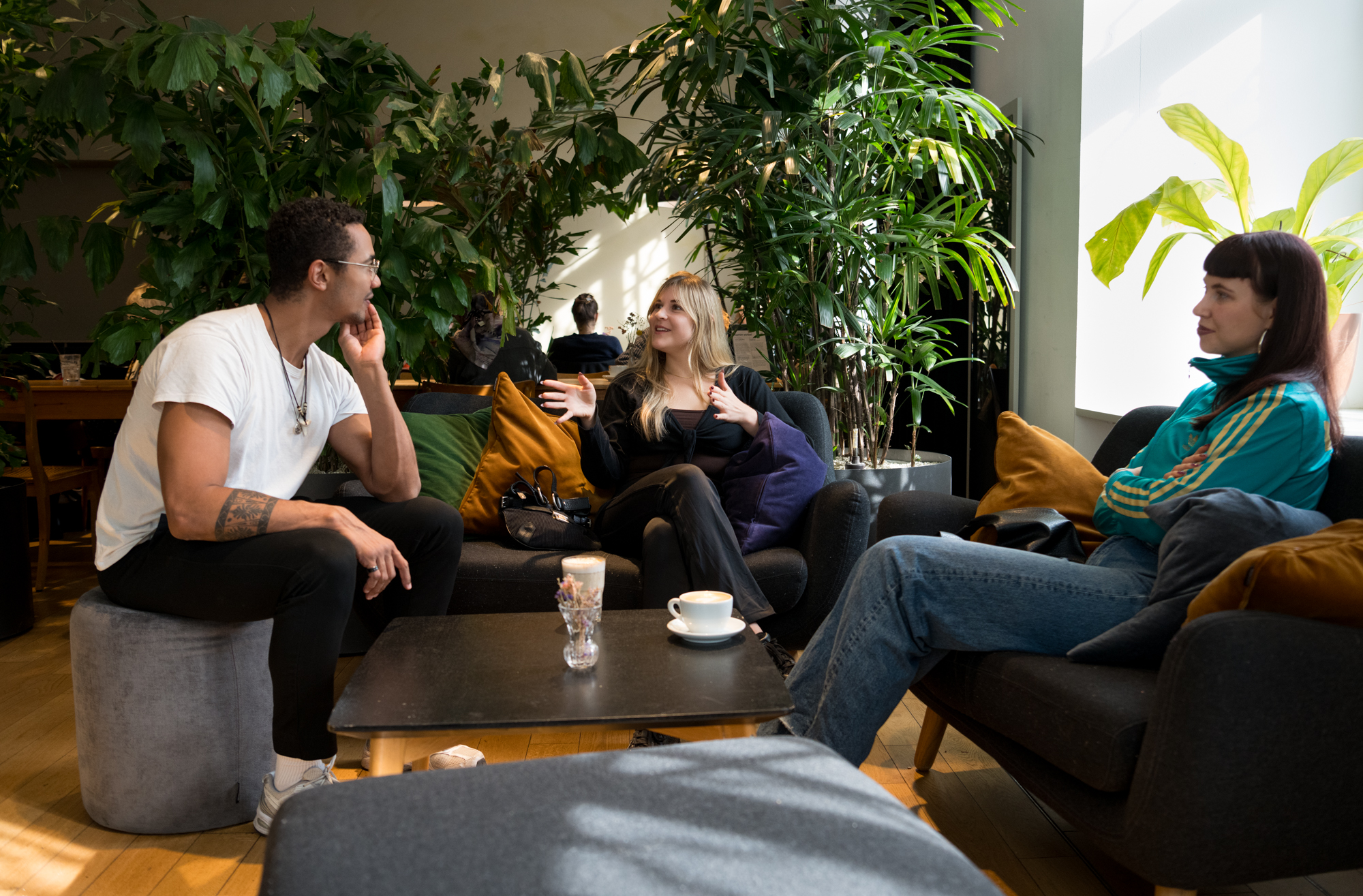 Menschen am Sitzen und reden in der Cafébar des Berner Generationenhauses