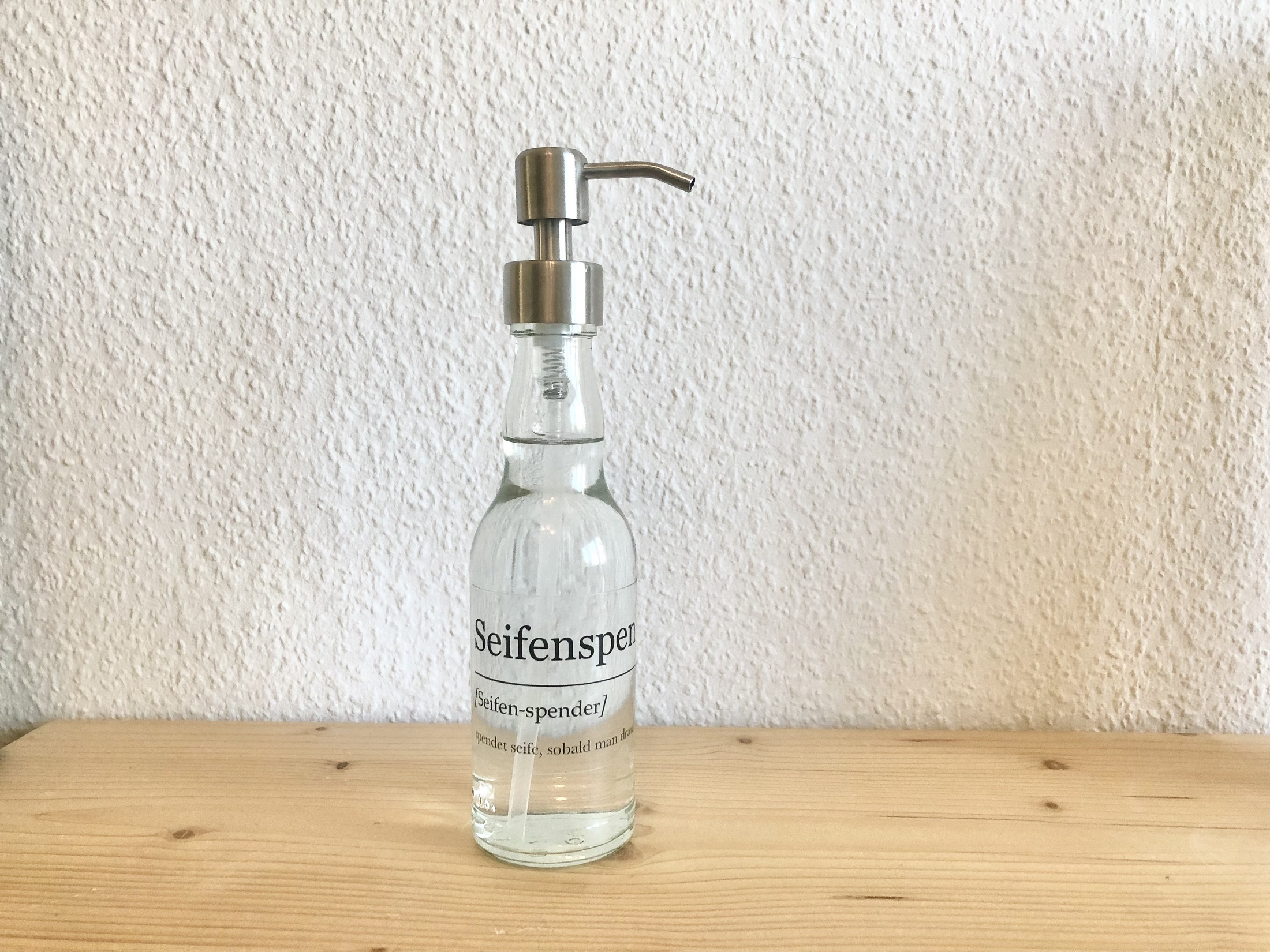 Seifenspender, gefertigt aus alten Glasflaschen durch das Start Up Seferna.