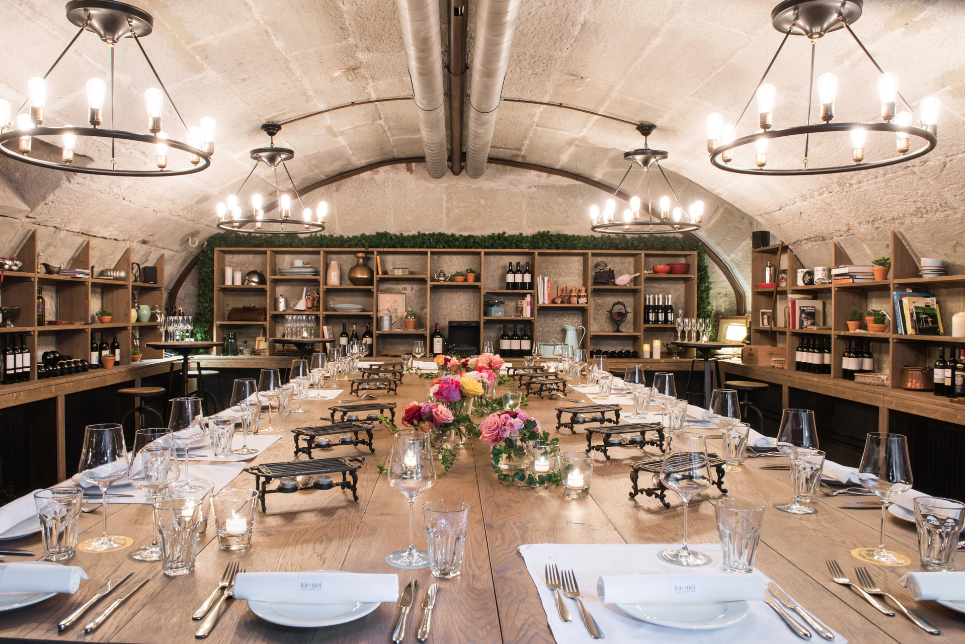 Ein festlich gedeckter Tisch im Gewölbekeller des Restaurants toi et moi lädt zum Festschmaus ein.