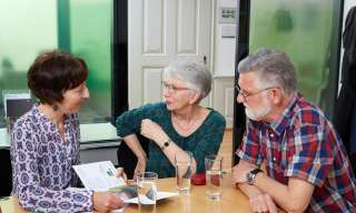 Ein älteres Paar wird über das breite Angebot der sozialen Institutionen im Berner Generationenhaus informiert