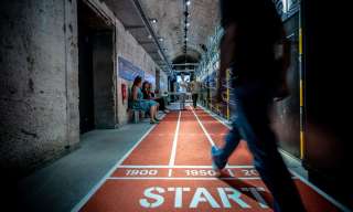 Raumbild multimedialer Rundgang forever young. Laufbahn mit Museumsbesuchenden