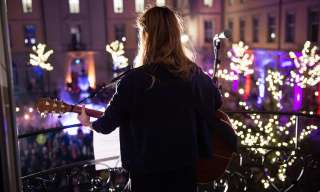 Gitarrenmusik vom Balkon des Generationenhauses.