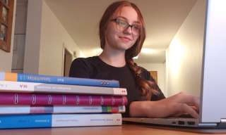 Lena Berger erledigt die Schulaufgaben nun von zu Hause aus.