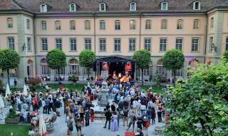 Der Innenhof des Berner Generationenhaus beim BeJazzSommer-Festival 2019.