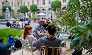 Gäste in der Sommerbar des Berner Generationenhaus