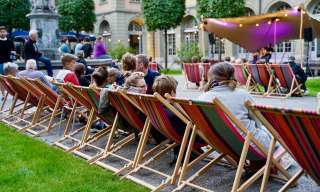 Liegestuhlkonzert im Innenhof des Berner Generationenhaus