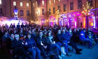 Publikum im Innenhof