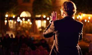 Bernhard Pörksen hält eine Rede zur Lage der Generationen im Innenhof des Berner Generationenhaus.