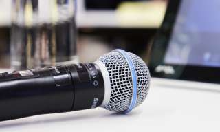 Ein Mikrofon liegt auf dem Tisch in den Tagungsräumen des Berner Generationenhaus.