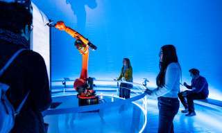 Einblick in die Ausstellung «Denkmal 2051» im Berner Generationenhaus: Eine Roboterhand hält Wünsche an kommende Generationen fest.