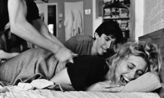 Szene aus dem Film «Frances Ha». Eine Frau und ein Mann liegen lachend auf einem Bett. Eine dritte Person versucht, sie zu kitzeln.