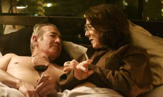 Szene aus dem Film «Gloria», der im Innenhof des Berner Generationenhaus gezeigt wird. Ein Mann liegt mit einer Frau im Bett, er mit einen Glas Wein in der Hand, sie mit einer Zigarette.