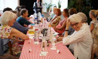 Ein Tisch voller Menschen beim "Wissen zum Zmittag" im Berner Generationenhaus.