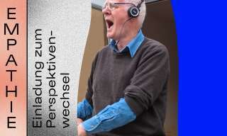 Ein Mann mit Kopfhörern lacht