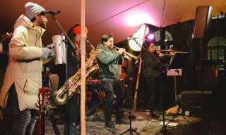 Winterprogramm im Berner Generationenhaus: Ein Konzert auf der Bühne im Innenhof.