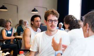 Eine Diskussionsrunde in der Cafébar des Berner Generationenhaus. 