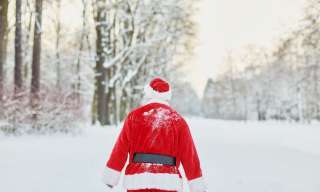 Der Samichlous ist im Schnee unterwegs aus dem Wald ins Dorf.