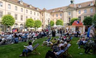 Viele Menschen im Innenhof des Berner Generationenhaus, das sein Jubiläum feiert.
