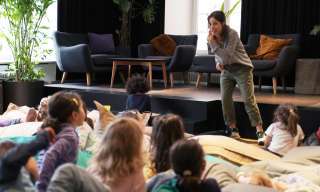 Schauspielerin Prisca Saxer erzählt Kindern in der Cafébar des Berner Generationenhaus eine Geschichte.