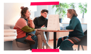 Drei Menschen sitzen im Berner Generationenhaus an einem Tisch.