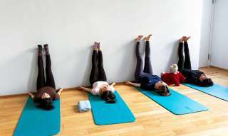 Menschen auf Yogamatten im Berner Generationenhaus
