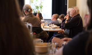 Personen sitzen in einem Café.