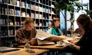 Menschen lesen in der Cafébar