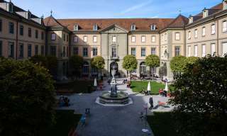 Sicht auf den Innenhof des Berner Generationenhauses im Herbst