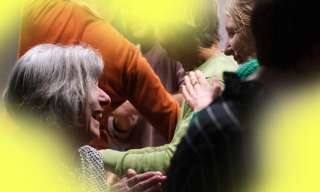 Familie beim Lachyoga Spezial im Berner Generationenhaus